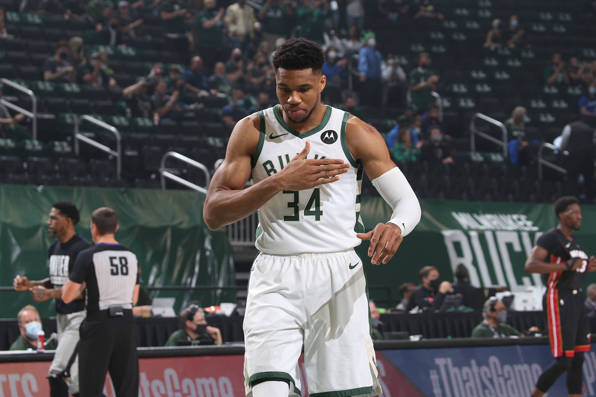 篮网客场绝杀雄鹿,逆转获胜 篮网客场绝杀雄鹿,逆转获胜