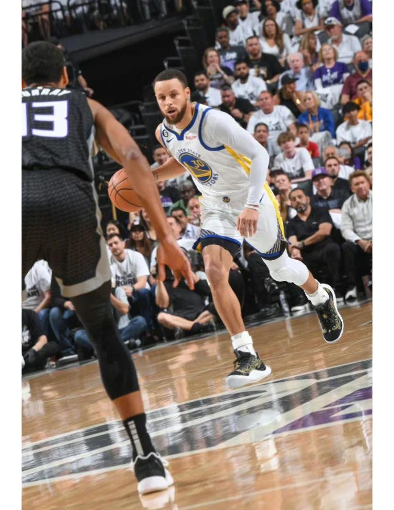 勇士大胜国王,库里狂轰40分的简单介绍 勇士大胜国王,库里狂轰40分的简单介绍