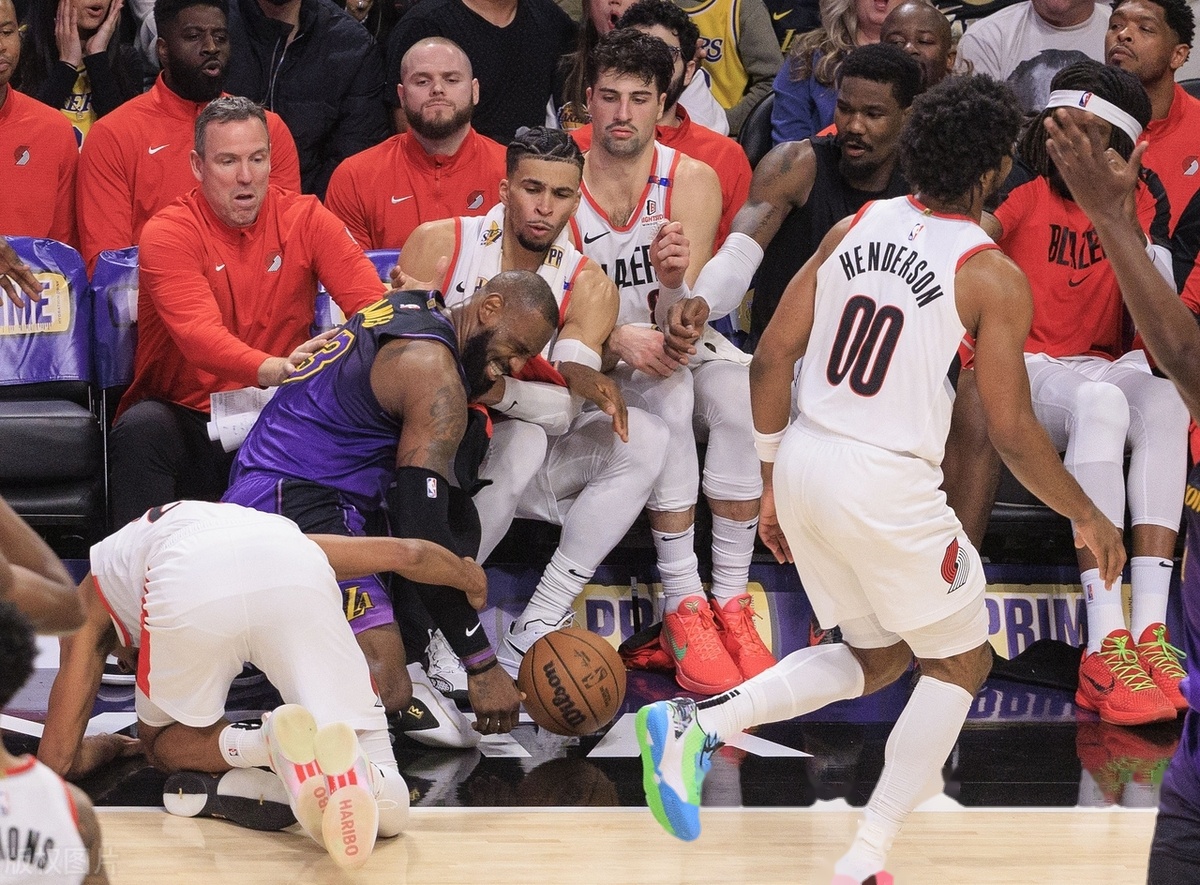 开拓者逆袭雄鹿，主场获胜