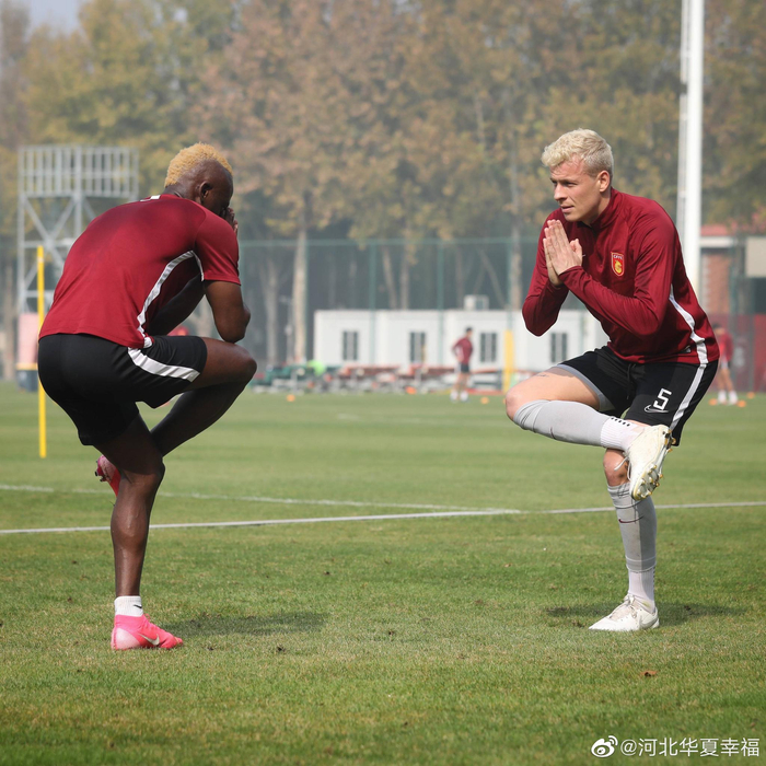 沙尔克04球员经过艰苦训练，备战接下来比赛