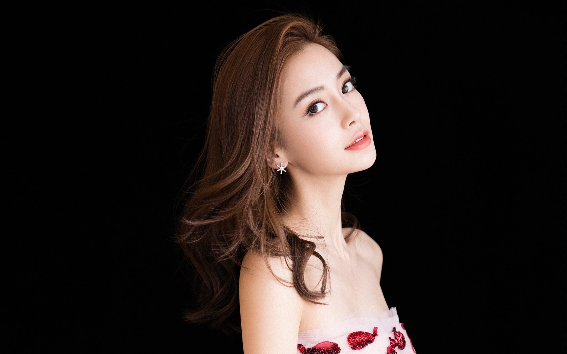 德罗赞闪耀全场,76人对阵深圳队焦点之战尽显巨星风范